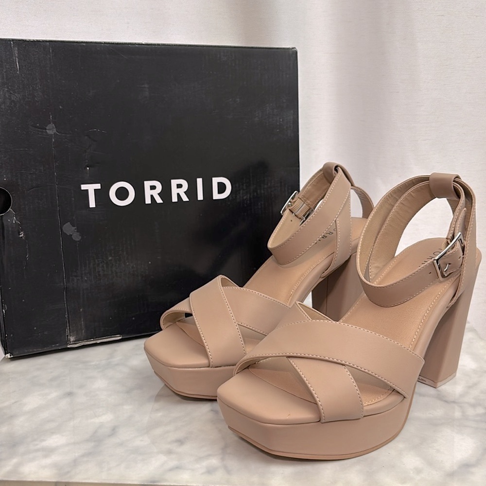 Torrid Crisscross Platform Block
Heel Black Size 9W Tan